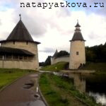 Дорога от Плоской башни вдоль набережной реки Псковы