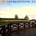 Вид на стену Плоской башни с противоположного берега реки Псковы