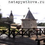 Вид на Плоскую башню с противоположного берега реки Псковы