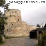 Тропинка упирается в Изборскую крепость
