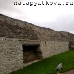 Длинная стена Изборской крепости от Талабского захаба к башне Луковка