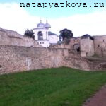 Стена Никольского захаба у главного входа в Изборскую крепость