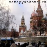 Собор Василия Блаженного и Спасская башня со стороны моста в парке Зарядье