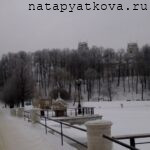 Вид на арт-объекты "Корона" и "Царский экипаж" со стороны светящейся екатерининской арки