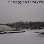 Вид 2 на светодиодный фонтан зимой в Царицыно