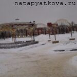 Светящаяся арка справа от центральной аллеи в Царицыно