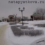Центральная аллея у входа через Центральные ворота