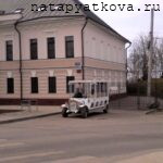 Ретро-автомобиль у Ростовского Кремля