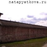 Начало стены Митрополичьего сада