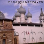 Одигитриевская церковь и купола Успенского собора
