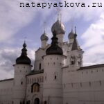 Вид на Воскресенскую надвратную церковь со стороны Соборной площади