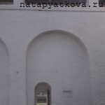Вид на стену со входом в Митрополичий сад
