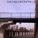 Пешеходный мост у входа в Никольскую башню
