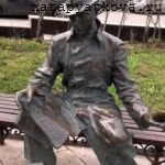 Арт-объект " Читатель газеты "Из рук в руки"