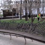 Скамейки у фонтана в Малом сквере у Дмитриевской башни