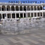 Москва. Северный речной вокзал. Светодиодный фонтан у входа - вид 2